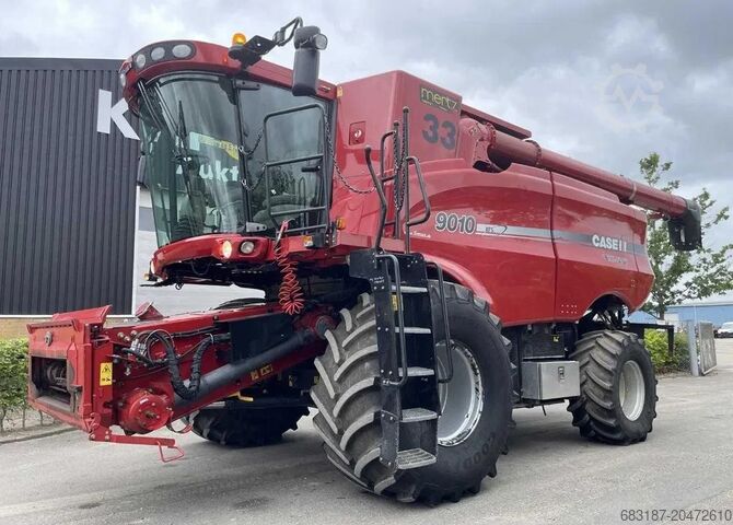 Grain harvester Case 9010