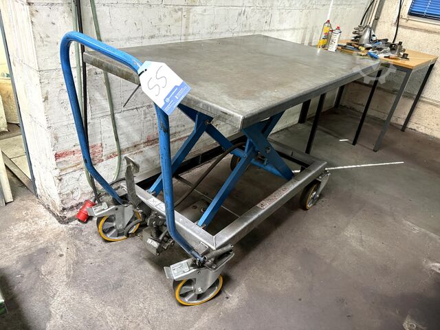 Lot of height-adjustable platform trucks Platform Carts Height-adjustable