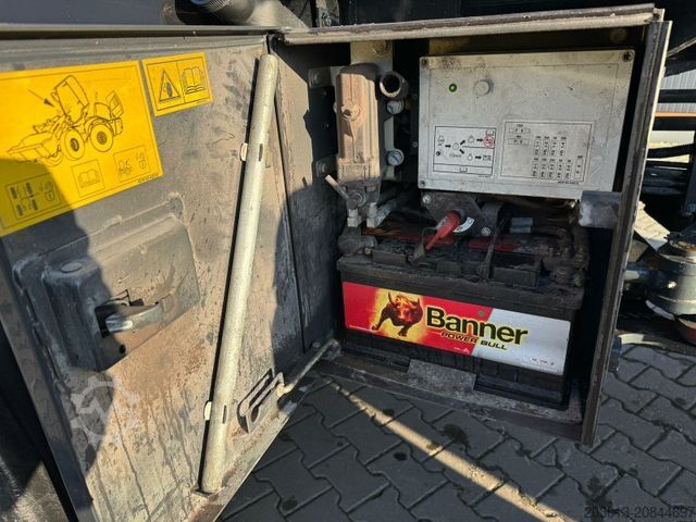 Radlader KOMATSU WA 100M-8E0 Radlader 8 Ton - 3931 H - 0,75m³