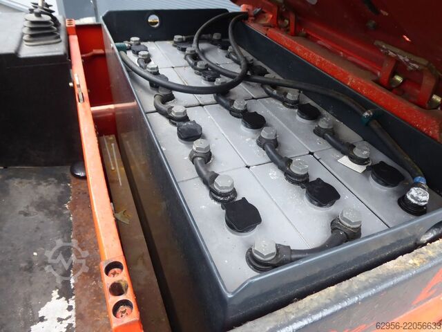 Electric 4-wheel forklift Linde E12