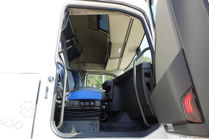 Standard tractor unit VOLVO FH 500 Globetrotter XL Varios