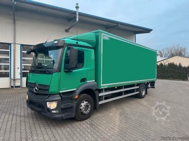 Box truck MERCEDES-BENZ 1824 L Koffer 7.2 Seitentür LBW 2t Kamera