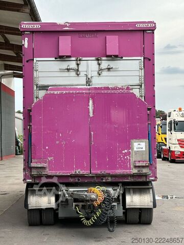 Pferdeanhänger PEZZIOLI 3. Stock  Aggregat/ Tränke/Hubdach/Rampe/Lift
