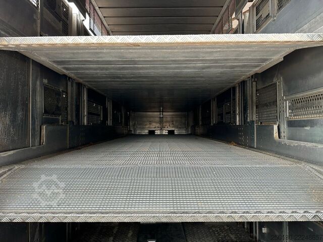 Pferdeanhänger PEZZIOLI 3. Stock  Aggregat/ Tränke/Hubdach/Rampe/Lift