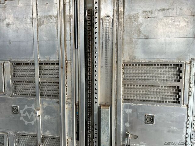Pferdeanhänger PEZZIOLI 3. Stock  Aggregat/ Tränke/Hubdach/Rampe/Lift