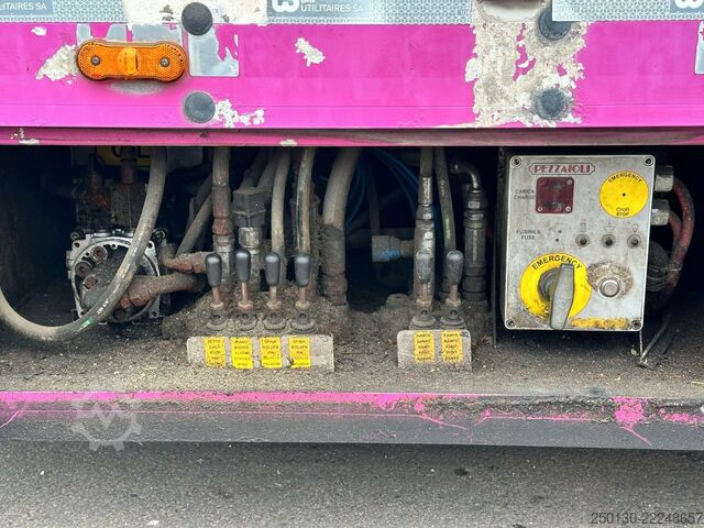 Pferdeanhänger PEZZIOLI 3. Stock  Aggregat/ Tränke/Hubdach/Rampe/Lift