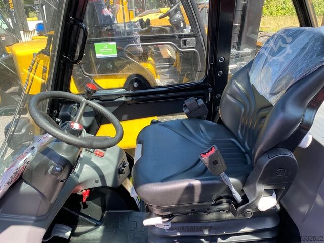 Rough terrain forklift truck Manitou MC30-4