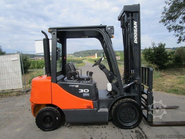 Dieselstapler Doosan D30S-5 -ZINKENVERSTELLER + Seitenschieber