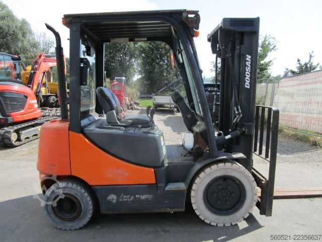Dieselstapler Doosan D25S-5 -Triplex-Freihub 4,75m + Seitenschieber