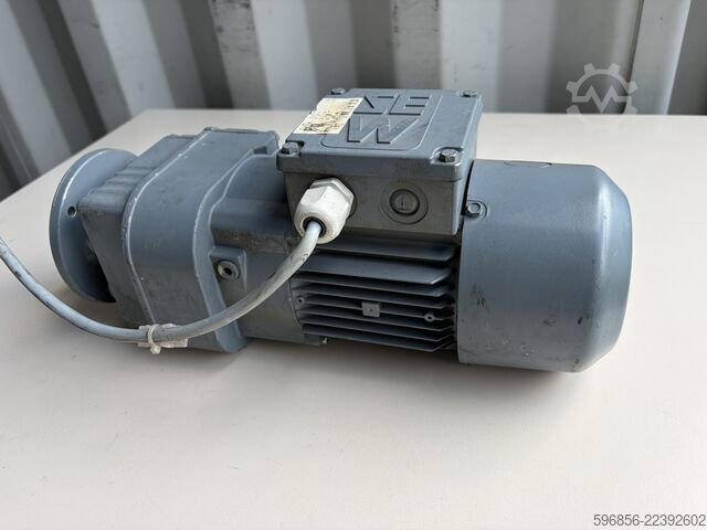 SEW-EURODRIVE RF17 DT63L4/B03 Getriebemotor 0,25 kW 94 U/min 25 Nm i=13,84 mit Bremse SEW-EURODRIVE RF17 DT63L4/B03 Getriebemotor 0,25 kW 94 U/min 25 Nm i=13,84 Bremse SEW-EURODRIVE RF17 DT63L4/B03 Getriebemotor 0,25 kW 94 U/min 25 Nm i=13,84 Bremse