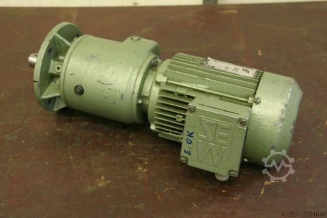 Gear motor 0.75 kW 178 rpm SEW-EURODRIVE RF40DT80N4
