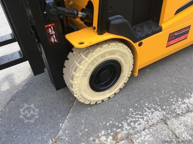 Electric 4-wheel forklift Hyundai 30B - 9U