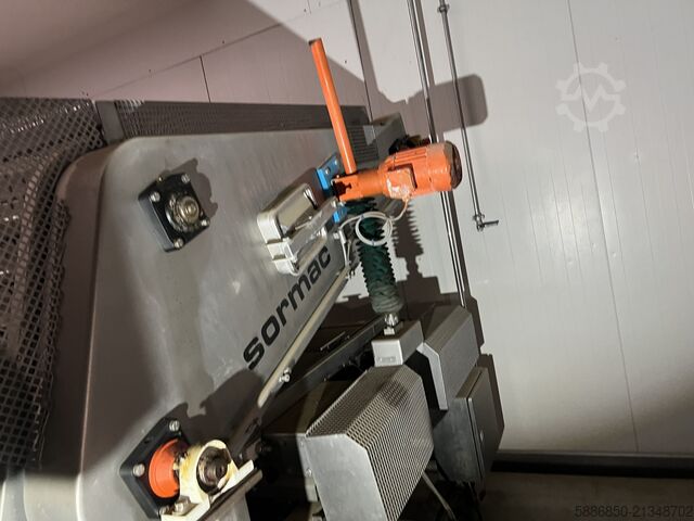 Sormac automatic carrot top remover  