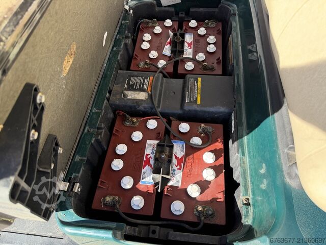 Golf cart CLUBCAR PRESEDENT 2-seater Golfcar Golfcart 2007 with charger CLUBCAR PRESEDENT 2 zitter Golfkar Golfcart 2007 Met Lader