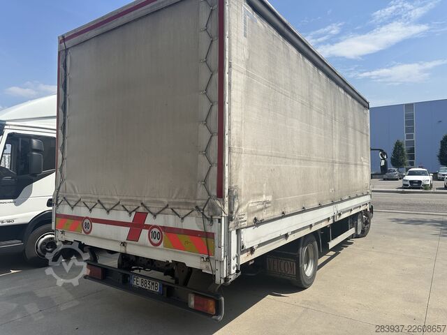 Transporter mit Koffer IVECO 75E18