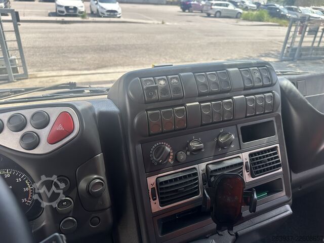 Transporter mit Koffer IVECO 75E18