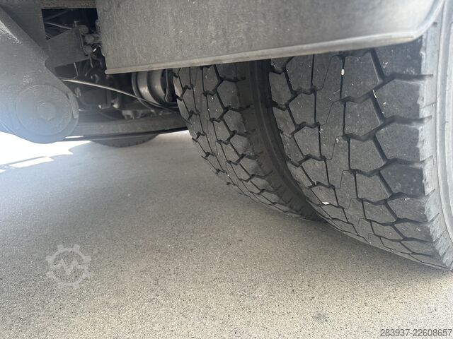Transporter mit Koffer IVECO 75E18