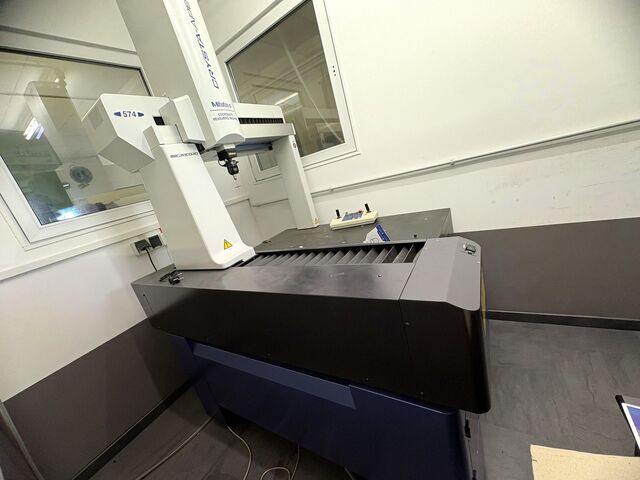 Coordinate measuring machine MITUTOYO CRYSTA-APEX S 574