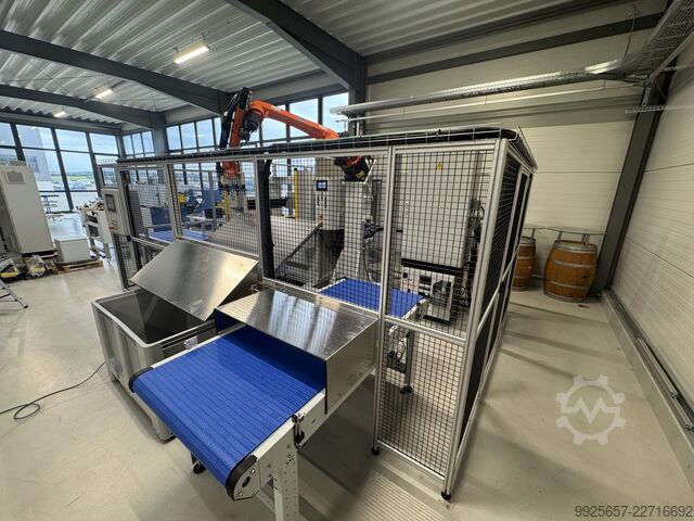 Automatisierte Trayhandling Kuka KR16 Kuka JAC Kuka Roboter KR16 R2010-2 KR C5 Steuerun
