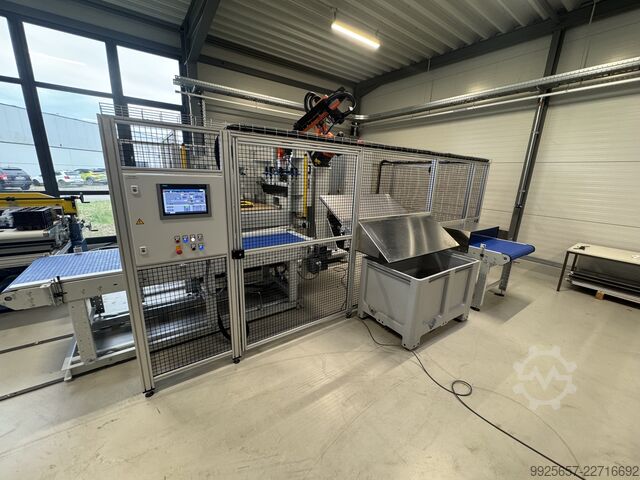 Automatisierte Trayhandling Kuka KR16 Kuka JAC Kuka Roboter KR16 R2010-2 KR C5 Steuerun