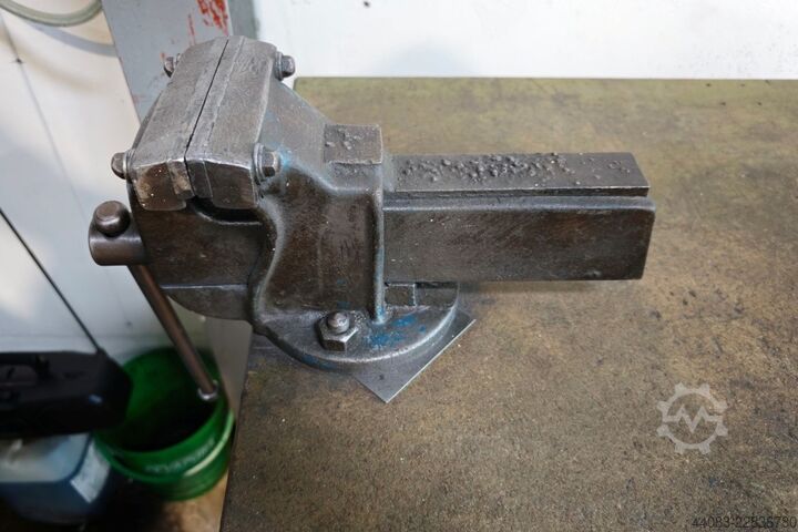 Werkbank  Werkbank mit Schraubstock