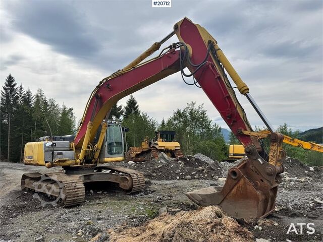 Raupenbagger New Holland Kobelco E305B Crawler Excavator w/ Digger Bucket.
