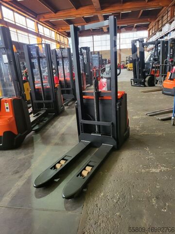 High Lift stacker BT SWE 100