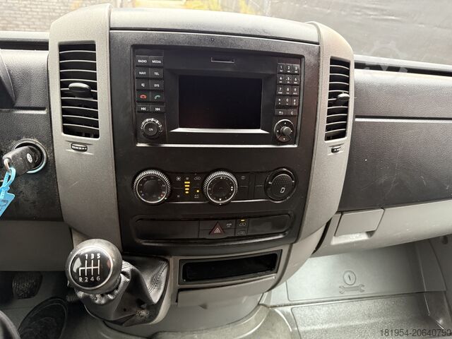 Van with high roof VW crafter 2.0tdi L2H2 laadklep