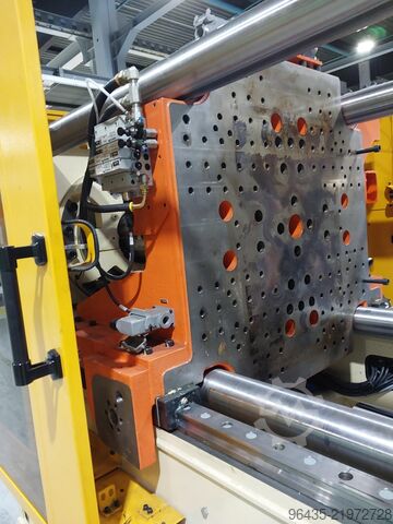 Injection molding machine Arburg und Husky 