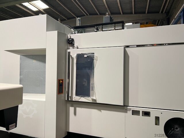 5-axis vertical machining centre MIKRON HPM 1350U TRIPALET