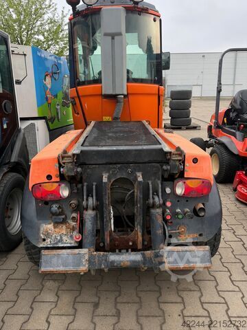 Municipal vehicle / implement carrier Holder C 250