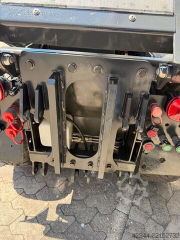 Municipal vehicle / implement carrier Holder C 250