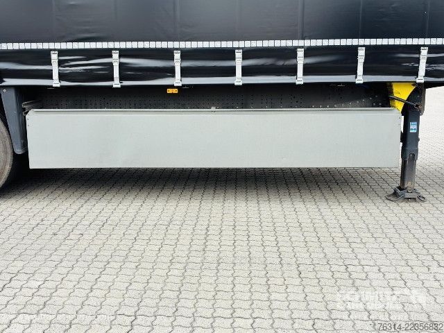 Auflieger mit Pritsche & Plane Schmitz Cargobull Curtainsider Standard Getränke
