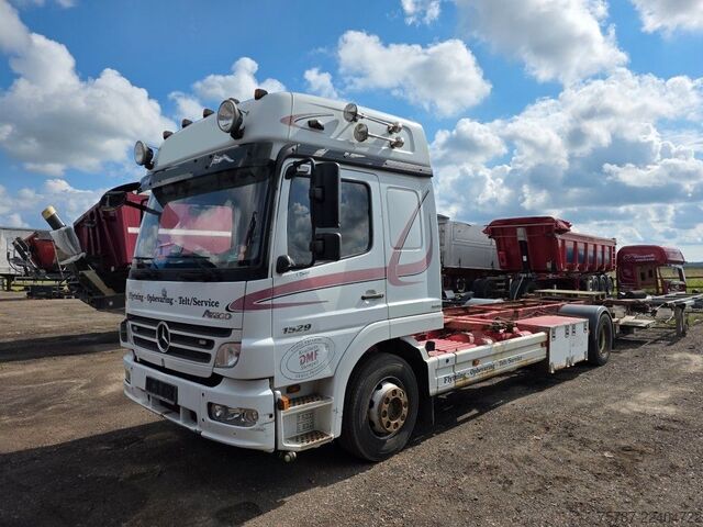 Swap body truck MERCEDES-BENZ 1524 BDF mit Klima, Ladebordwand, 2 x Bett