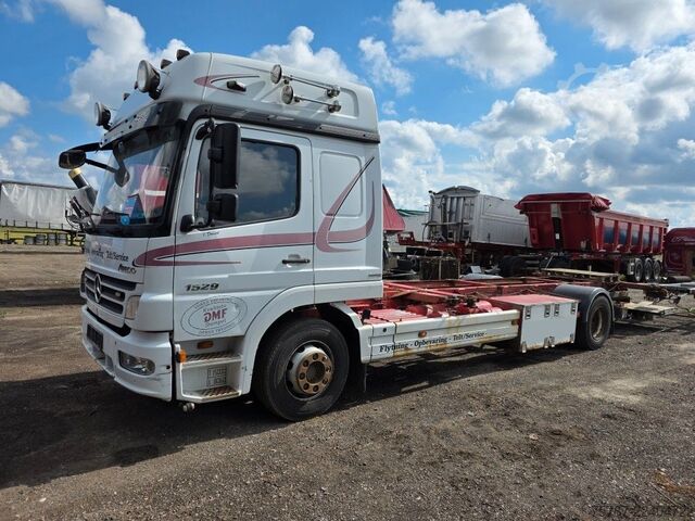 Swap body truck MERCEDES-BENZ 1524 BDF mit Klima, Ladebordwand, 2 x Bett