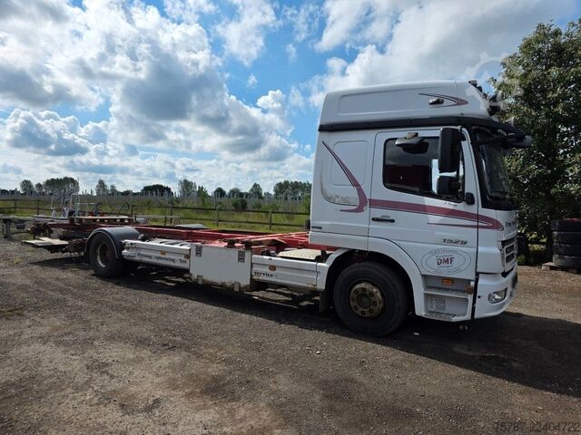 Swap body truck MERCEDES-BENZ 1524 BDF mit Klima, Ladebordwand, 2 x Bett