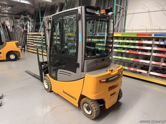 Electric 4-wheel forklift Jungheinrich EFG 320