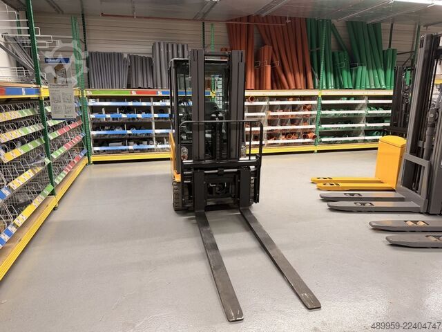 Electric 4-wheel forklift Jungheinrich EFG 320