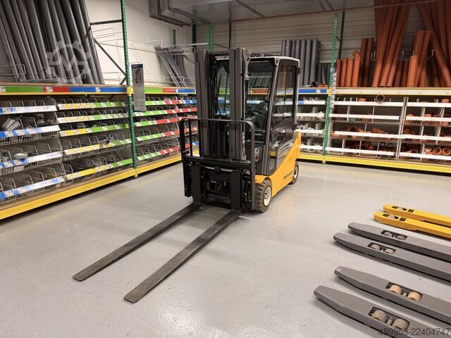 Electric 4-wheel forklift Jungheinrich EFG 320