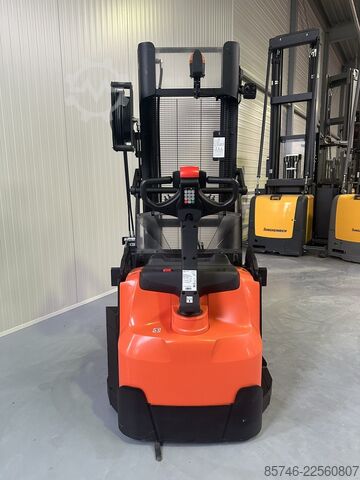 SWE 120 XR * DEMO !! REACH - MAST + Tilting Forks + Side Shift !! TOYOTA SWE 120 XR * DEMO !!  REACH - MAST  +  Tilting Forks + S.S.  !!