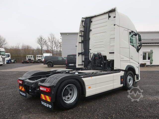 Standard tractor unit Volvo FH 500 Aero Euro 6 Globetrotter XL Leder Mikrowell