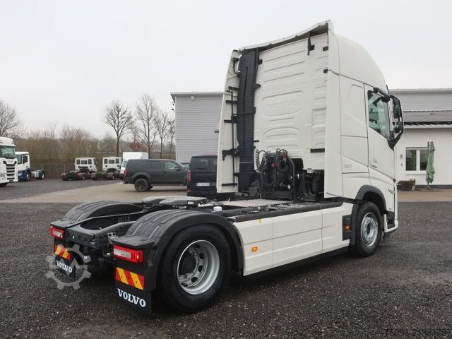 Standard tractor unit Volvo FH 500 Aero Euro 6 Globetrotter XL Leder Mikrowell