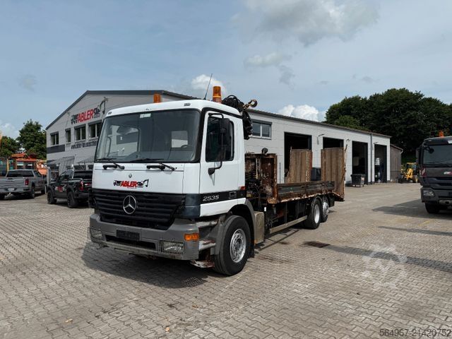 Wrecker MERCEDES-BENZ 2535 Actros MP1 Baumaschinentrans. KRAN + RAMPE