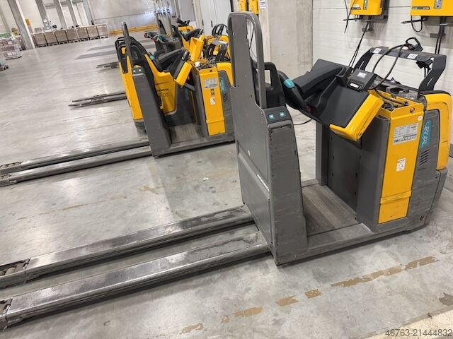 Low-lift pallet truck, horizontal order picker Jungheinrich ECE 220/225