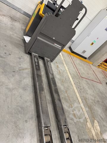 Low-lift pallet truck, horizontal order picker Jungheinrich ECE 220/225