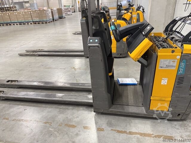 Low-lift pallet truck, horizontal order picker Jungheinrich ECE 220/225