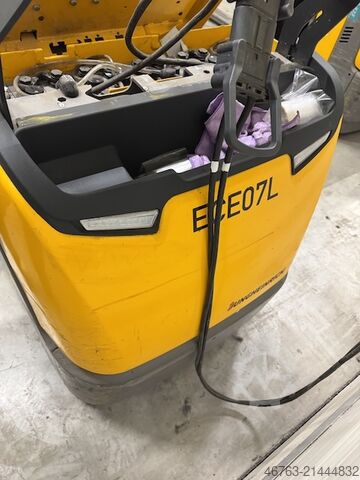 Low-lift pallet truck, horizontal order picker Jungheinrich ECE 220/225