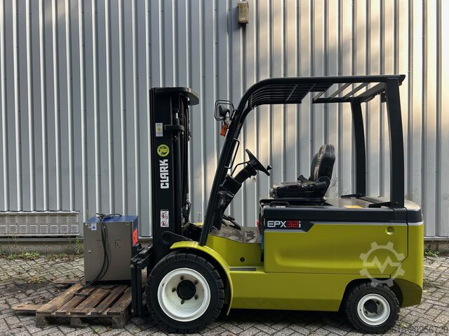 Four-wheel forklift CLARK EPX32i