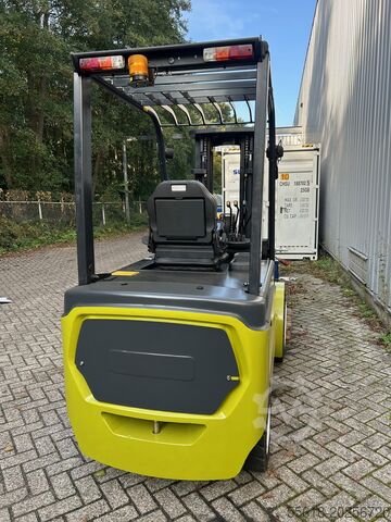 Four-wheel forklift CLARK EPX32i