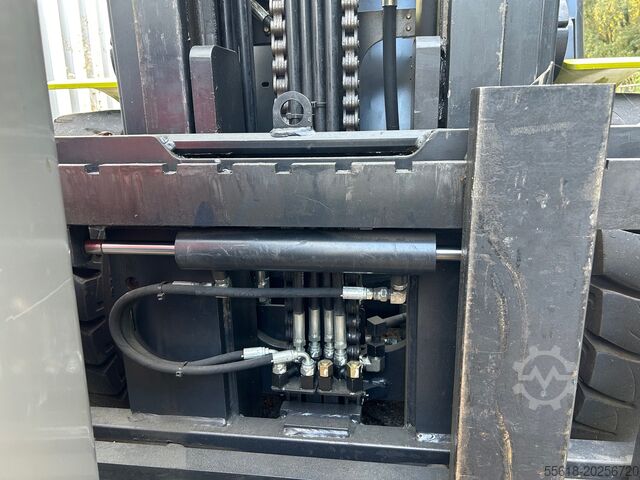 Four-wheel forklift CLARK EPX32i